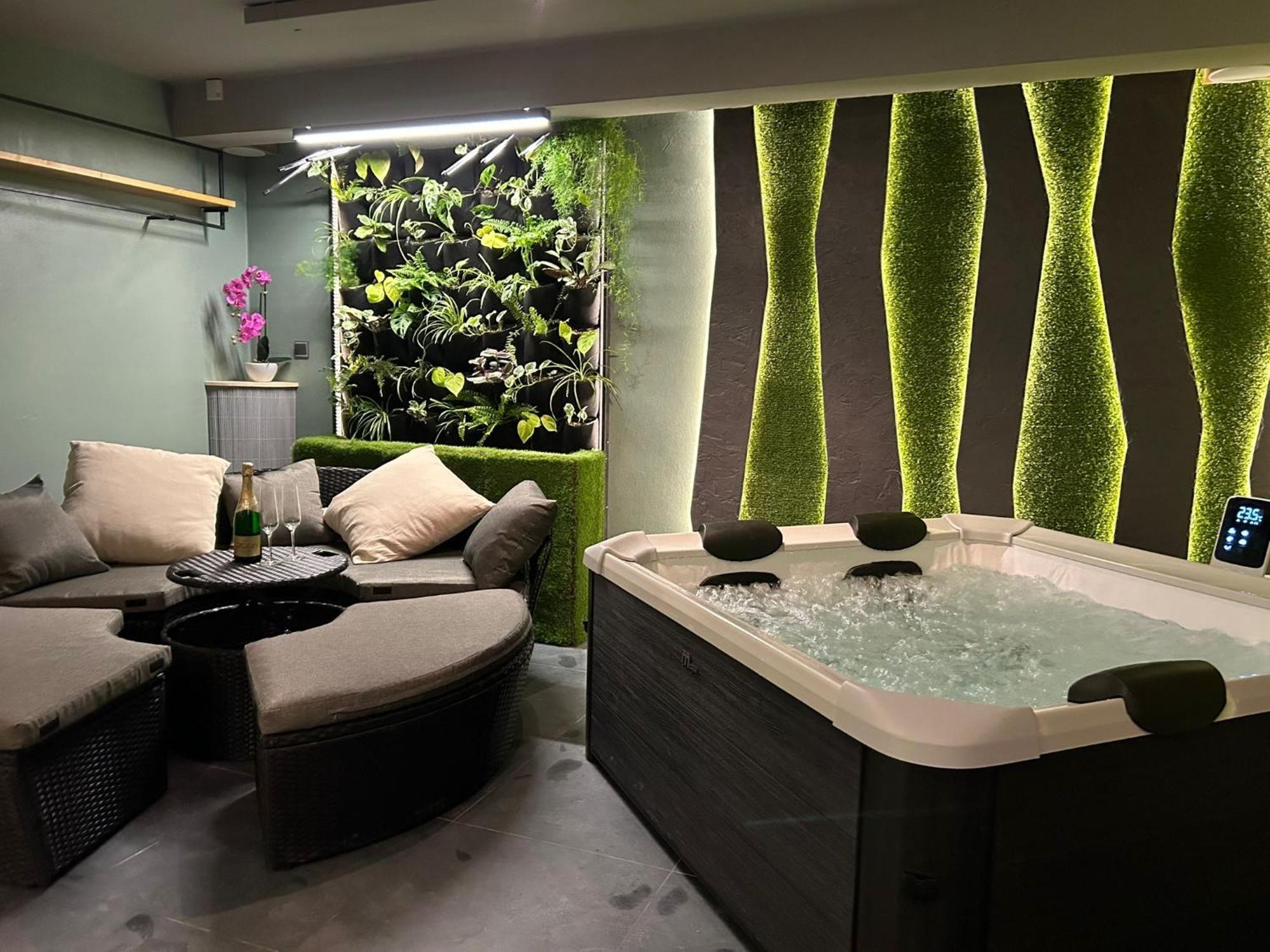 Leo Apartment Suite & Private Spa Zone - Old City Bratislava Esterno foto