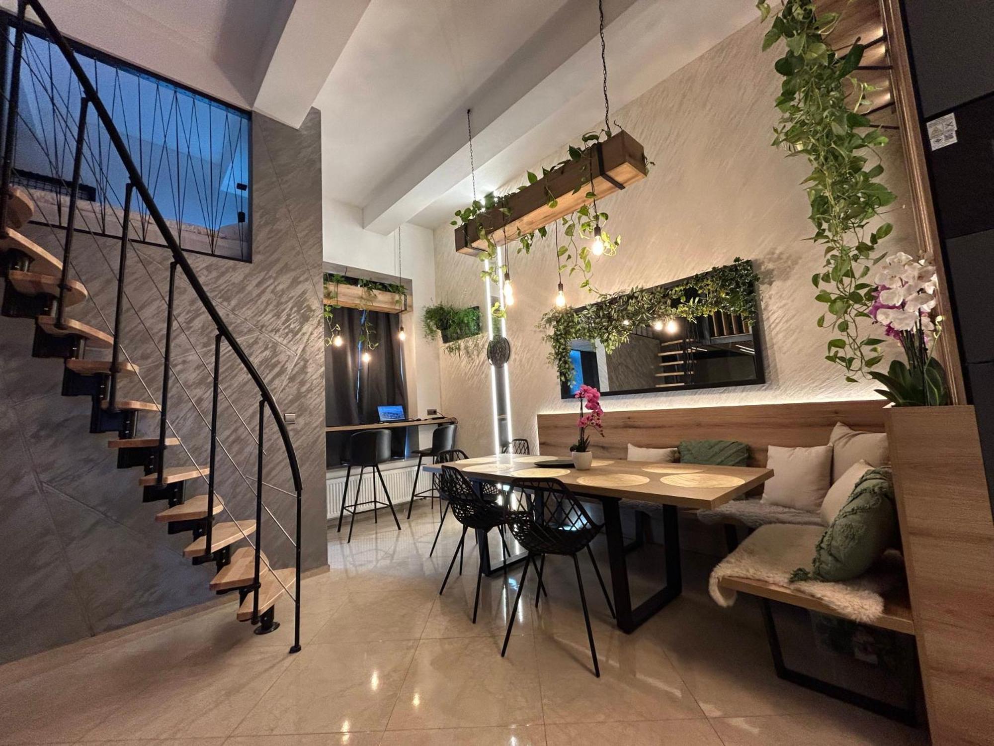 Leo Apartment Suite & Private Spa Zone - Old City Bratislava Esterno foto