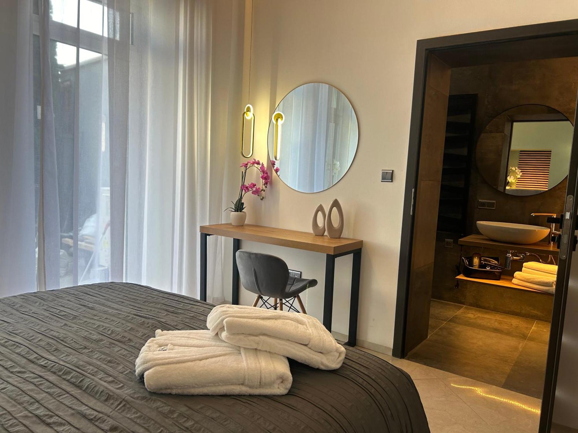 Leo Apartment Suite & Private Spa Zone - Old City Bratislava Esterno foto