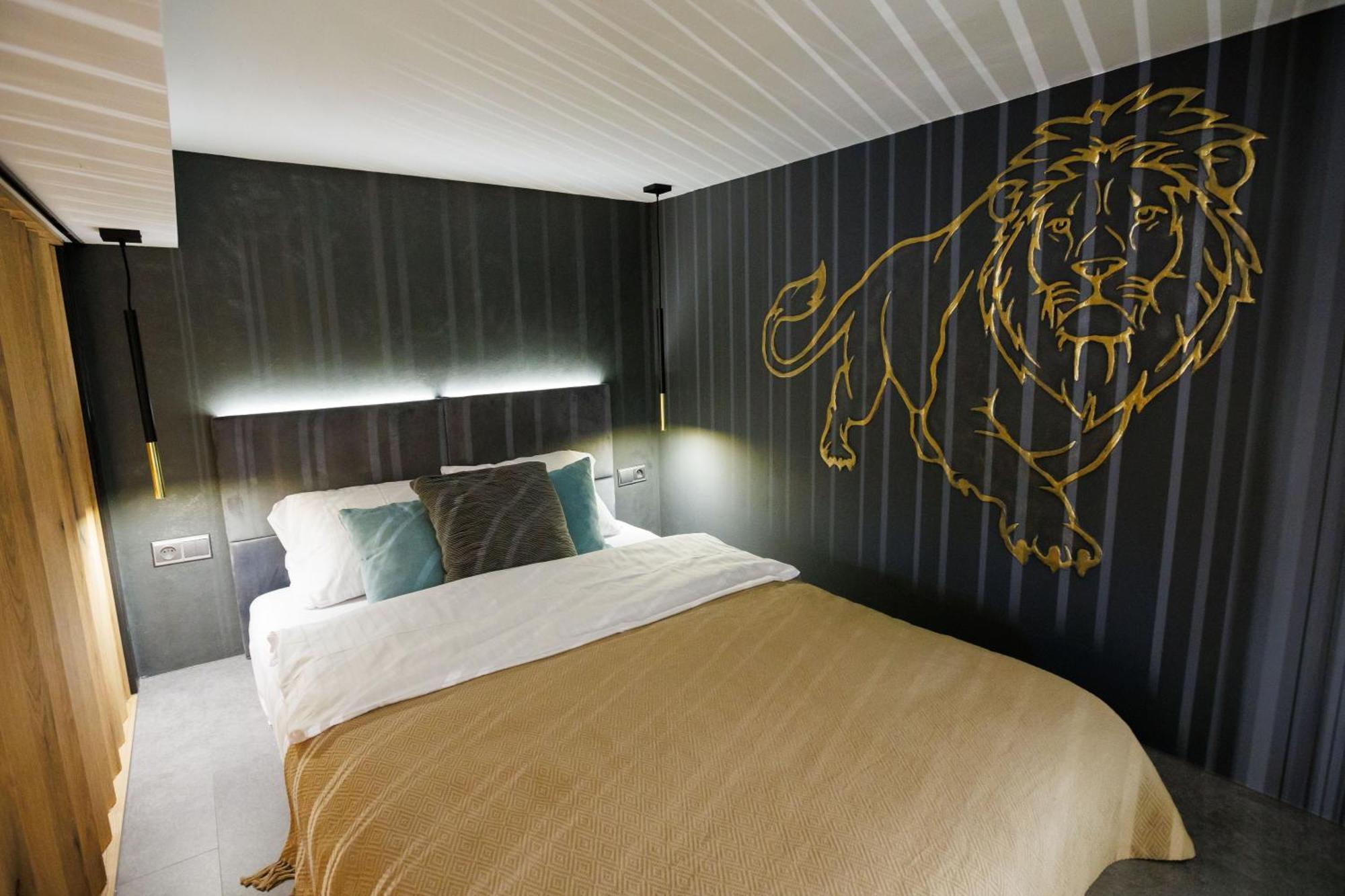 Leo Apartment Suite & Private Spa Zone - Old City Bratislava Esterno foto