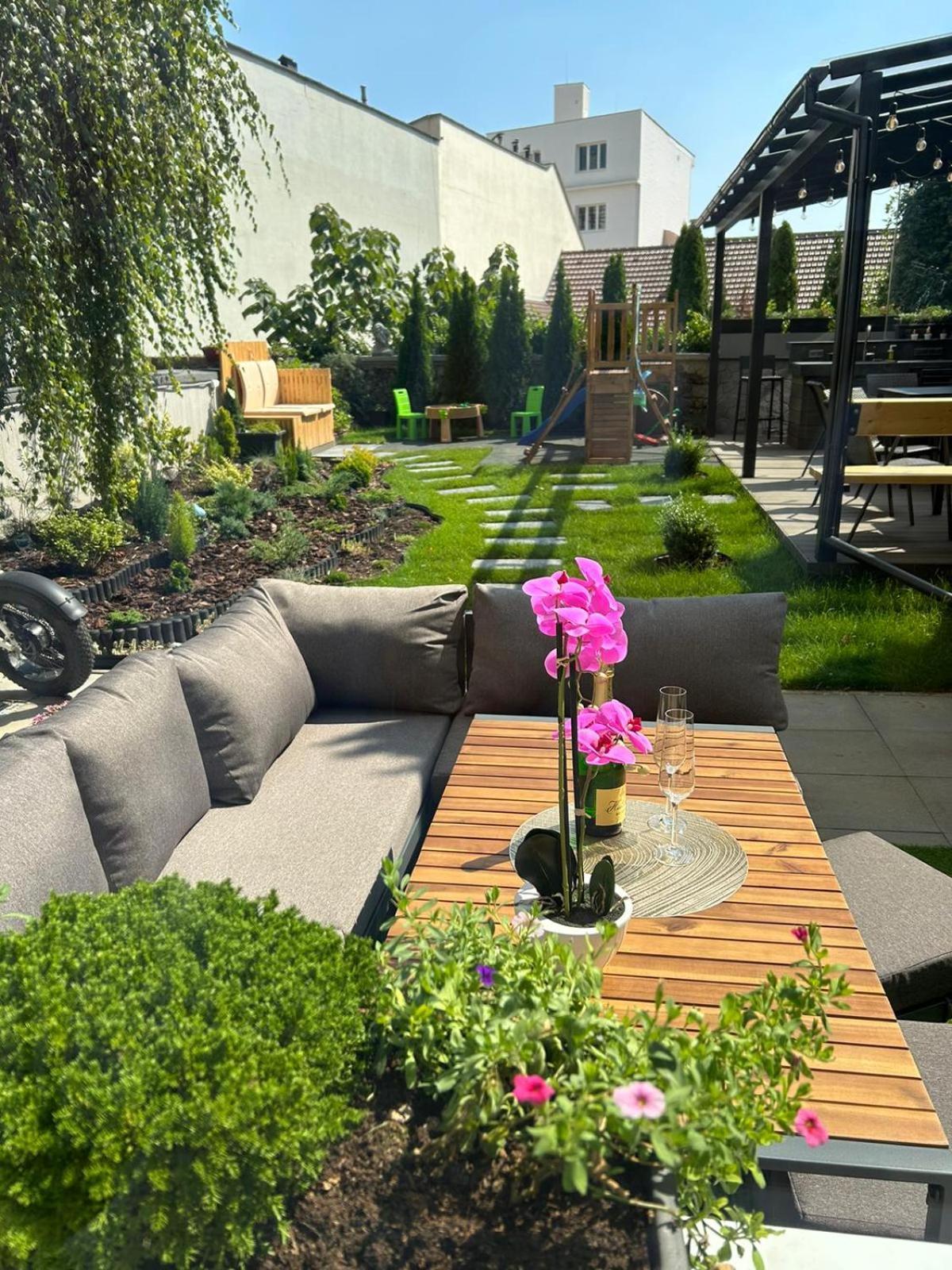 Leo Apartment Suite & Private Spa Zone - Old City Bratislava Esterno foto