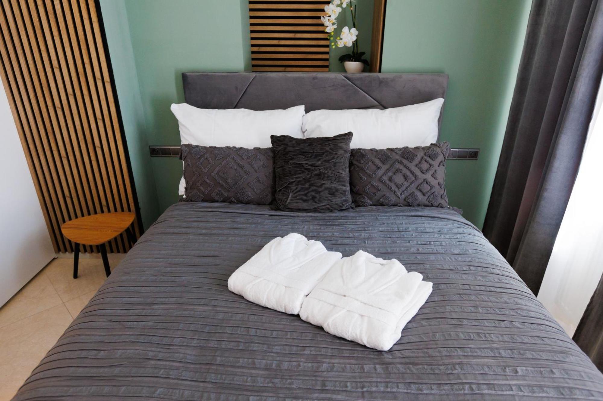 Leo Apartment Suite & Private Spa Zone - Old City Bratislava Esterno foto