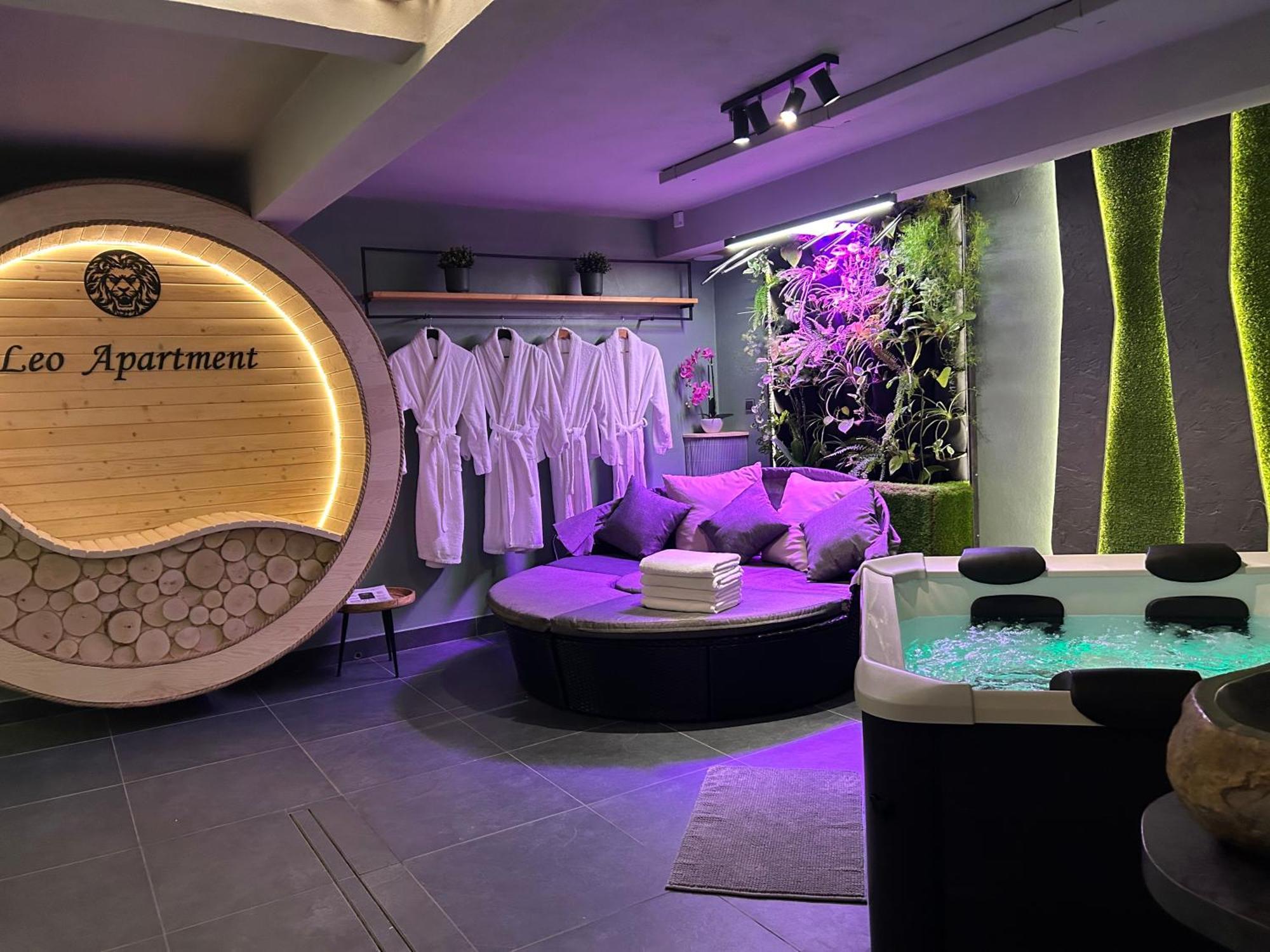 Leo Apartment Suite & Private Spa Zone - Old City Bratislava Esterno foto